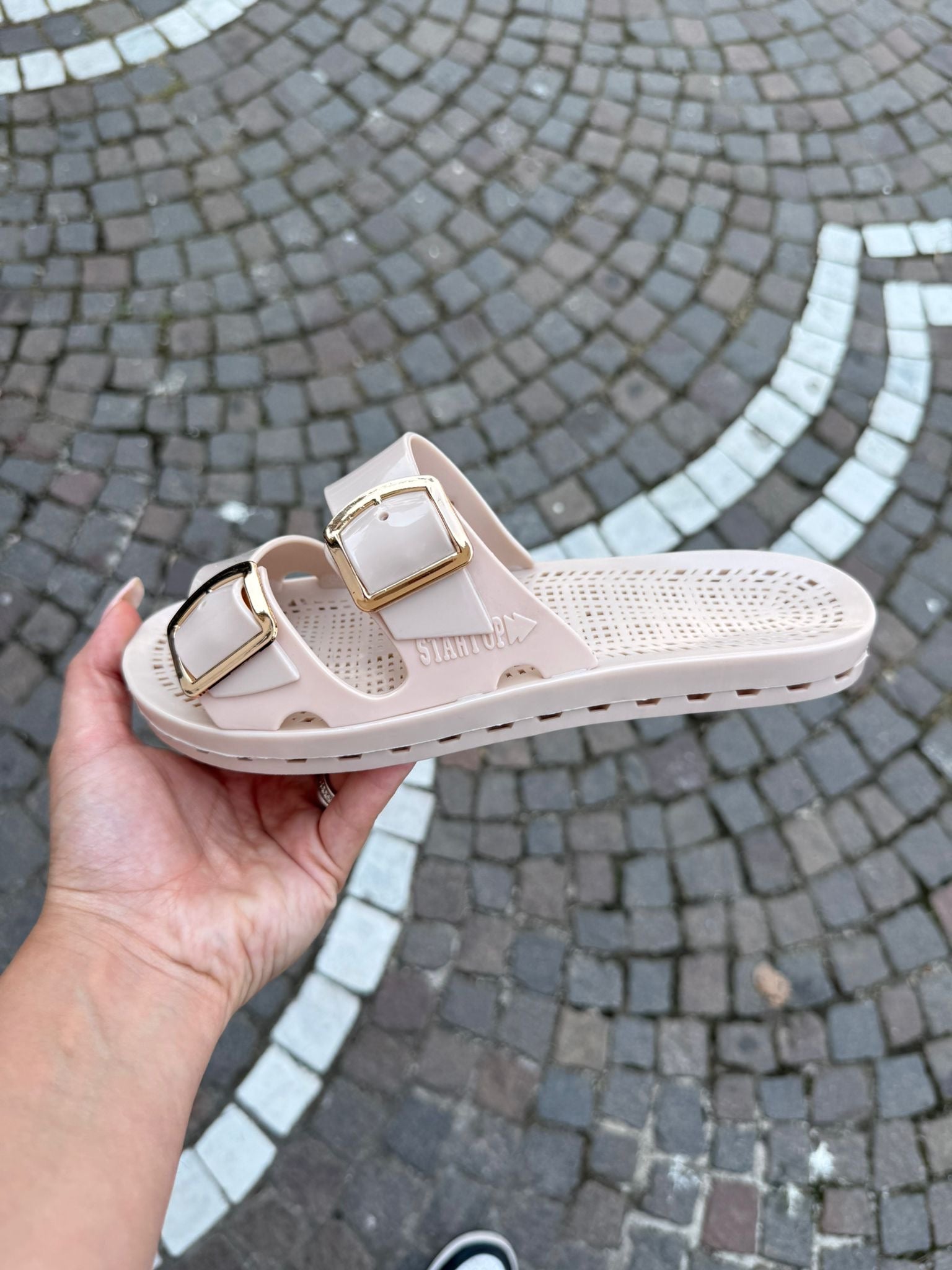STARTUP BEIGE