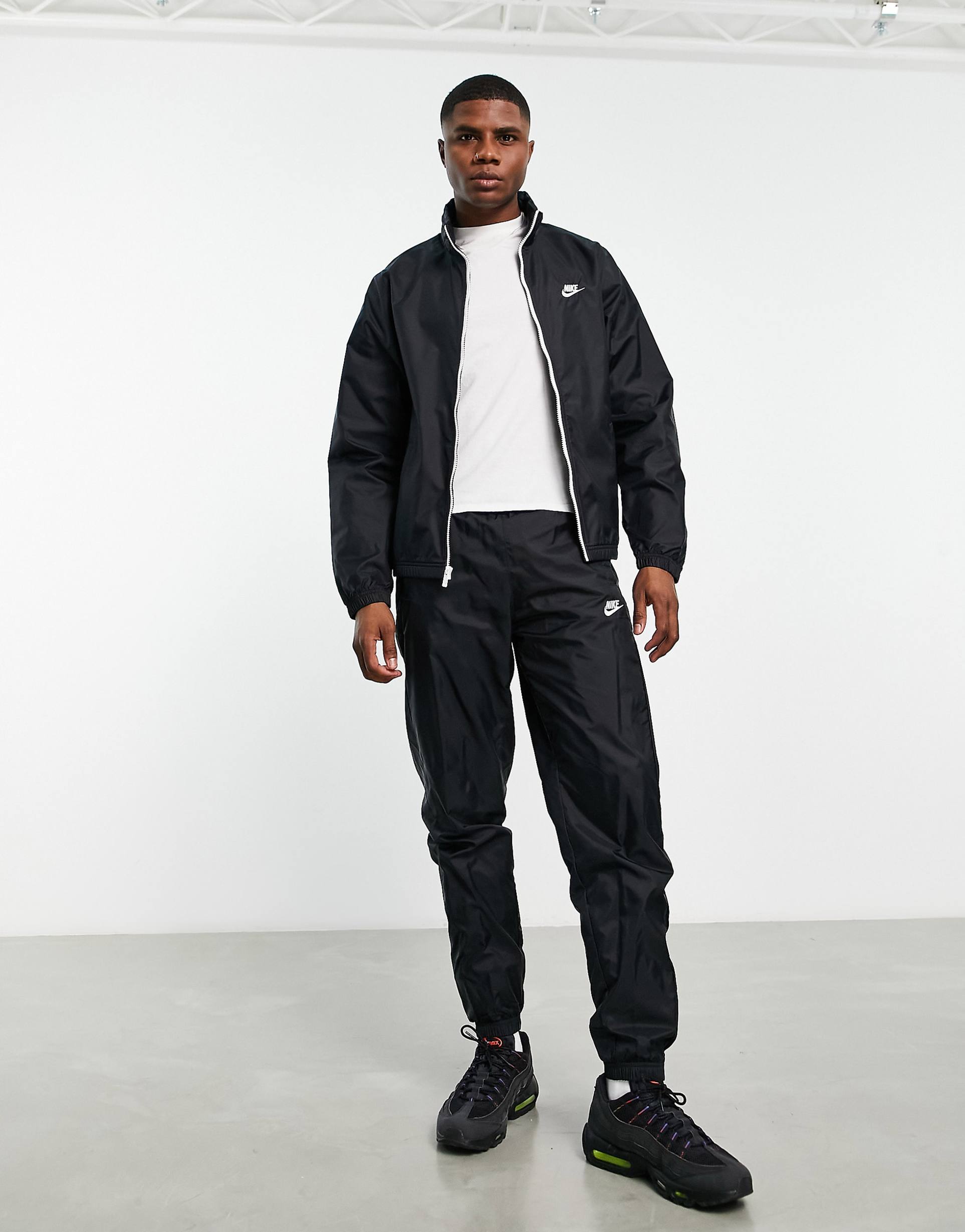 TUTA NIKE IN TOTAL BLACK
