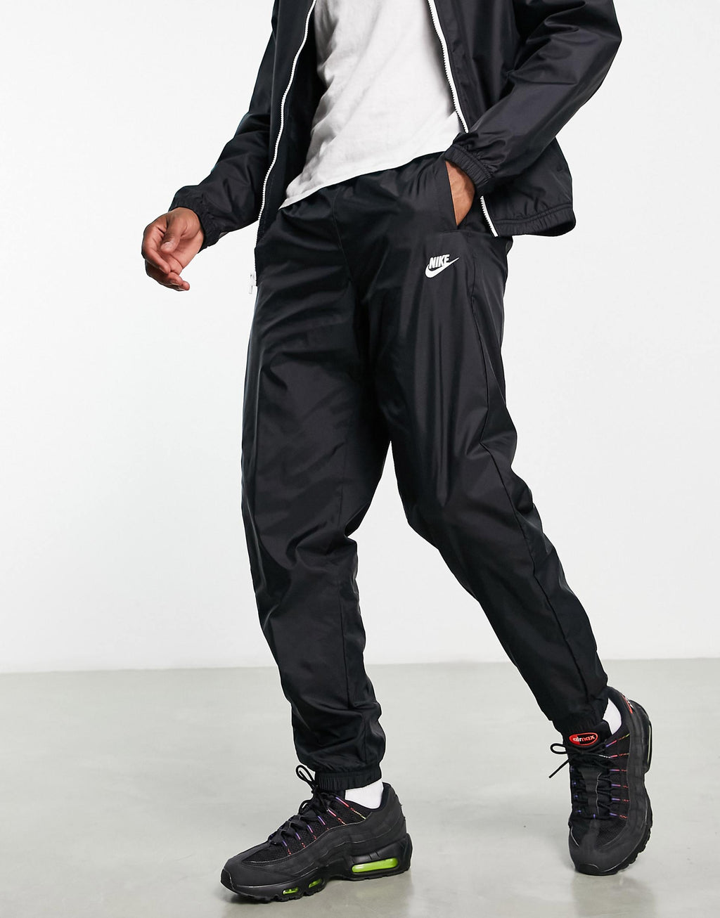 TUTA NIKE IN TOTAL BLACK