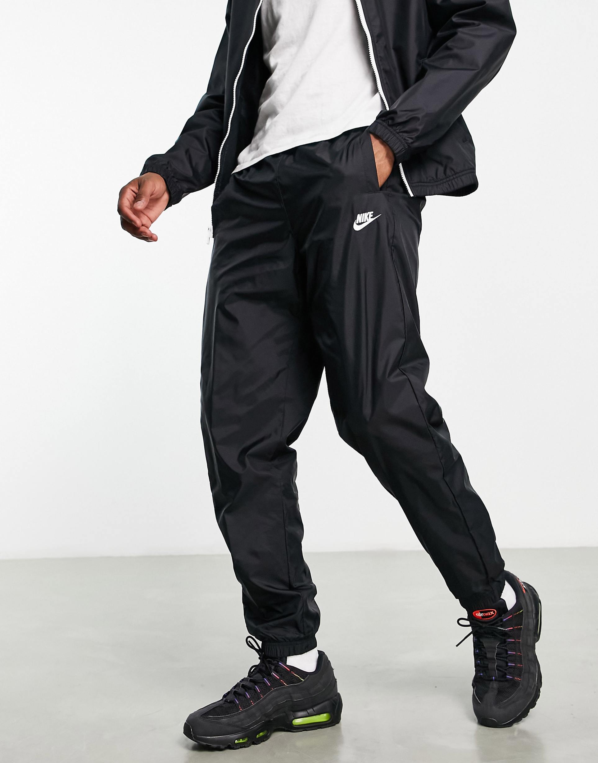 TUTA NIKE IN TOTAL BLACK