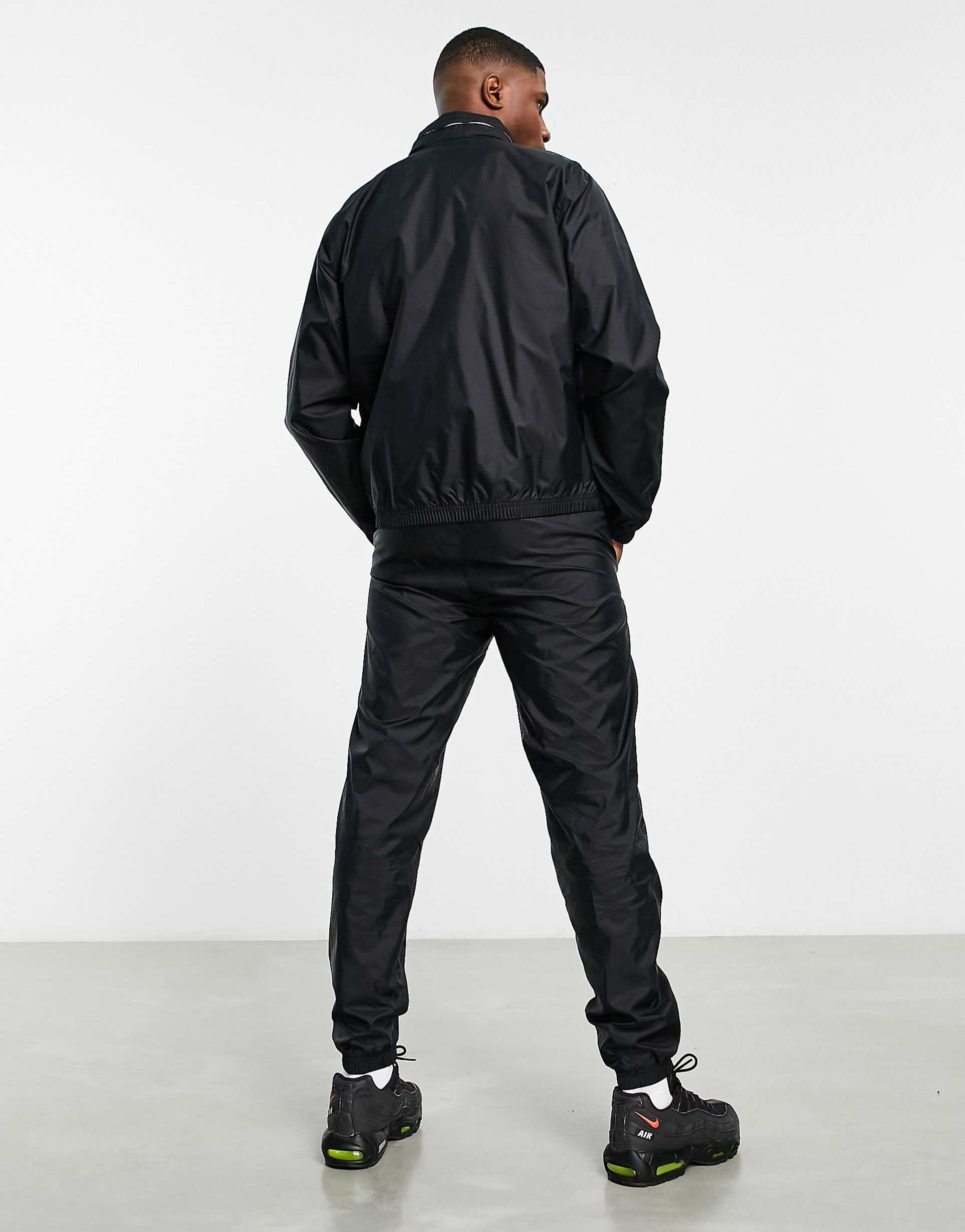 TUTA NIKE IN TOTAL BLACK
